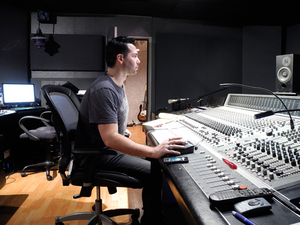 Музыка начинающих музыкантов. Steven Slate Studio. Музыкант в студии. Парень в студии.